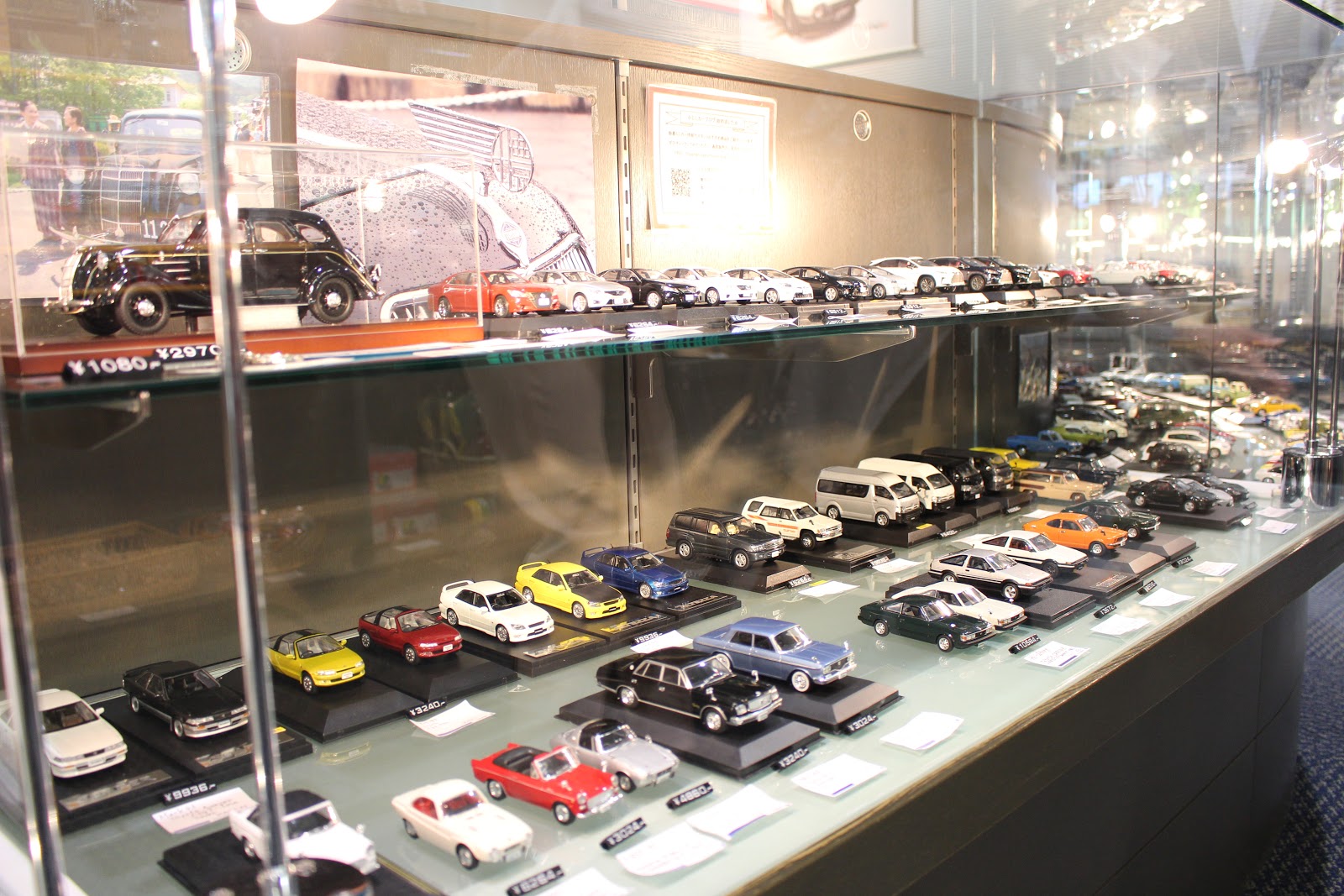 たくさんのミニチュアカーに、子供たちの大好きなトミカ。