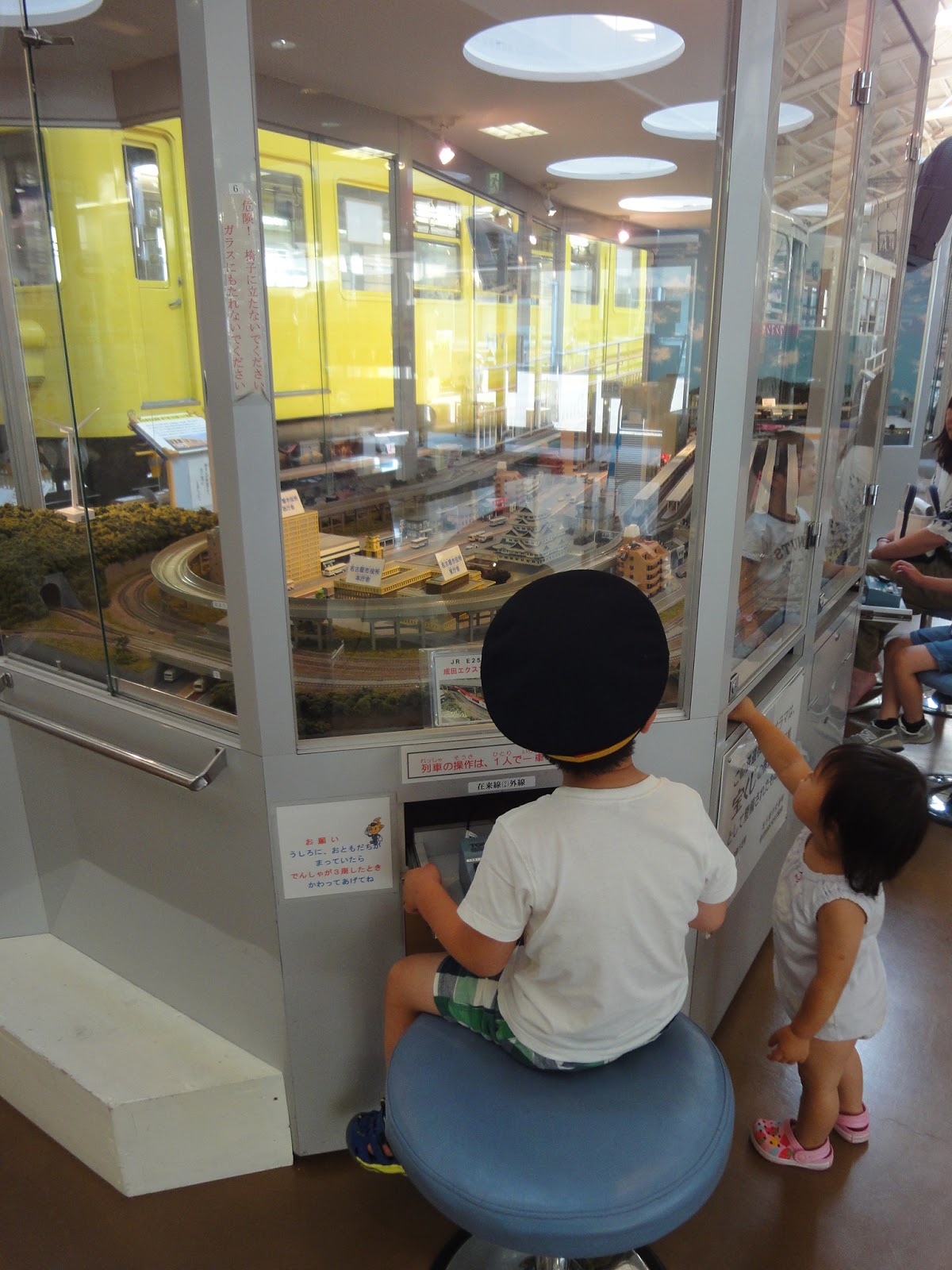 館内には立派な鉄道模型ジオラマや、パソコンゲームで遊べるプレーコーナーが用意されている